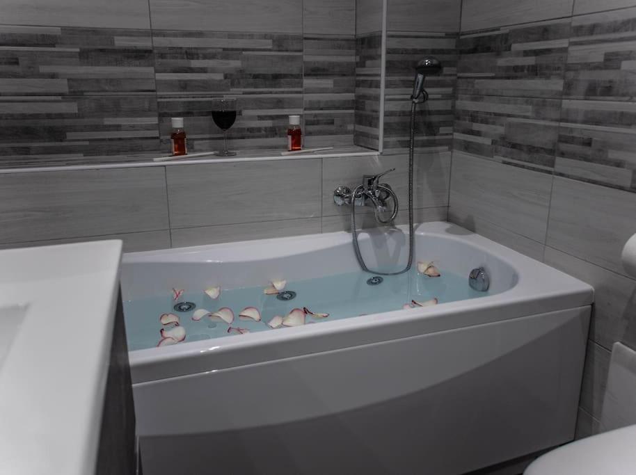Modern Loft Center Of Turin + Jacuzzi 30M Metro Lägenhet Collegno Exteriör bild