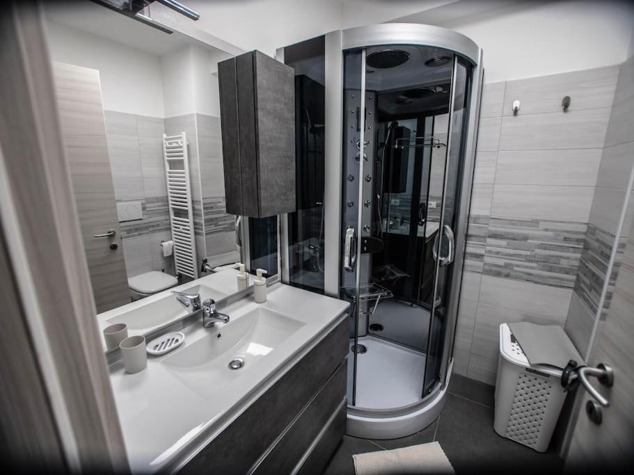 Modern Loft Center Of Turin + Jacuzzi 30M Metro Lägenhet Collegno Exteriör bild