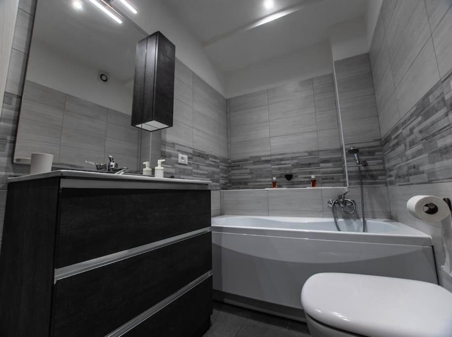 Modern Loft Center Of Turin + Jacuzzi 30M Metro Lägenhet Collegno Exteriör bild