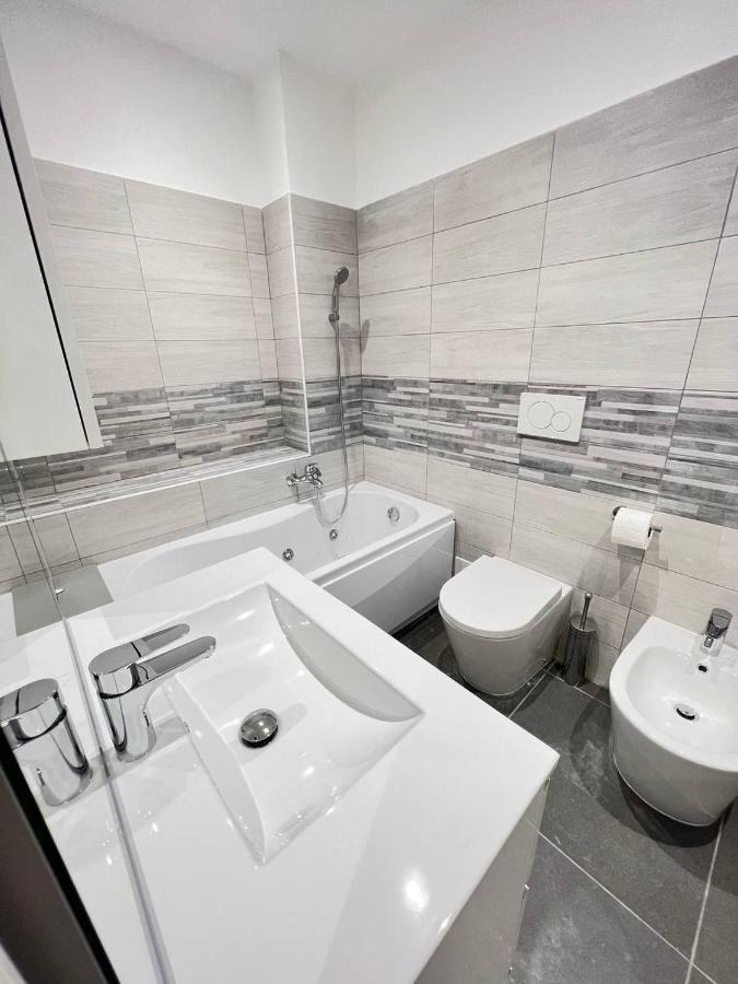Modern Loft Center Of Turin + Jacuzzi 30M Metro Lägenhet Collegno Exteriör bild